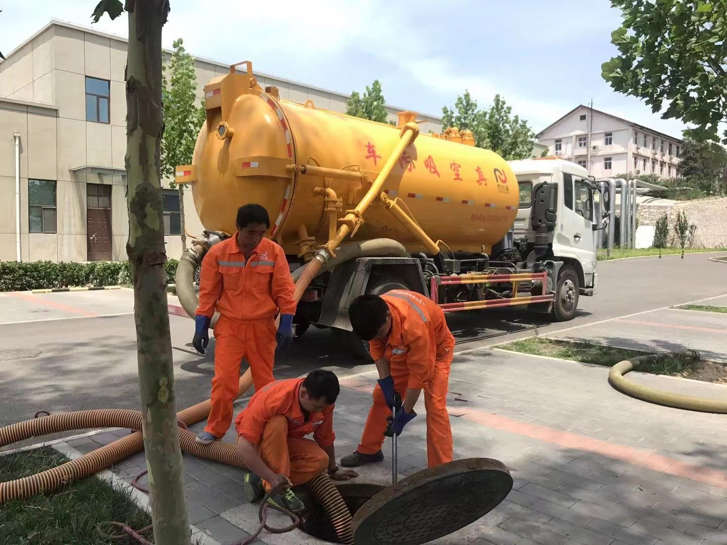 淮北管道疏通车停在窨井附近