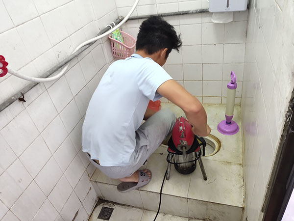 淮北管道堵塞冒臭气 专业师傅现场解决问题